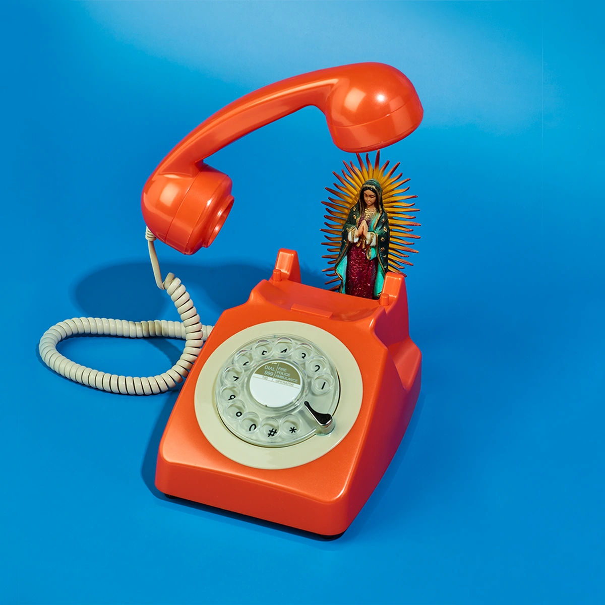 2023 - 04 - Header - Stills - Telefoon met pop - Tom ten Seldam