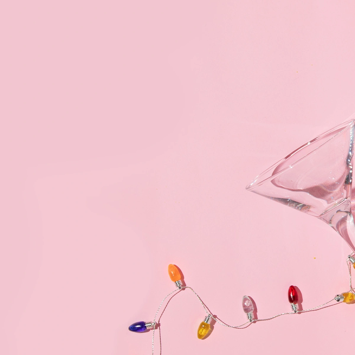 hero - feest - nieuwjaar - 2023 - glas - drank - lichtjes - shutterstock