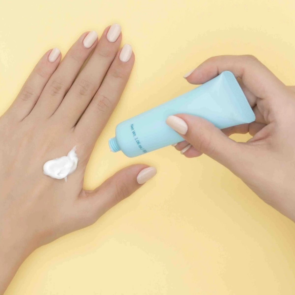 Header/hero - zonnebrand - sunscreen - insmeren - smeren - zon - creme - hand - Pexels