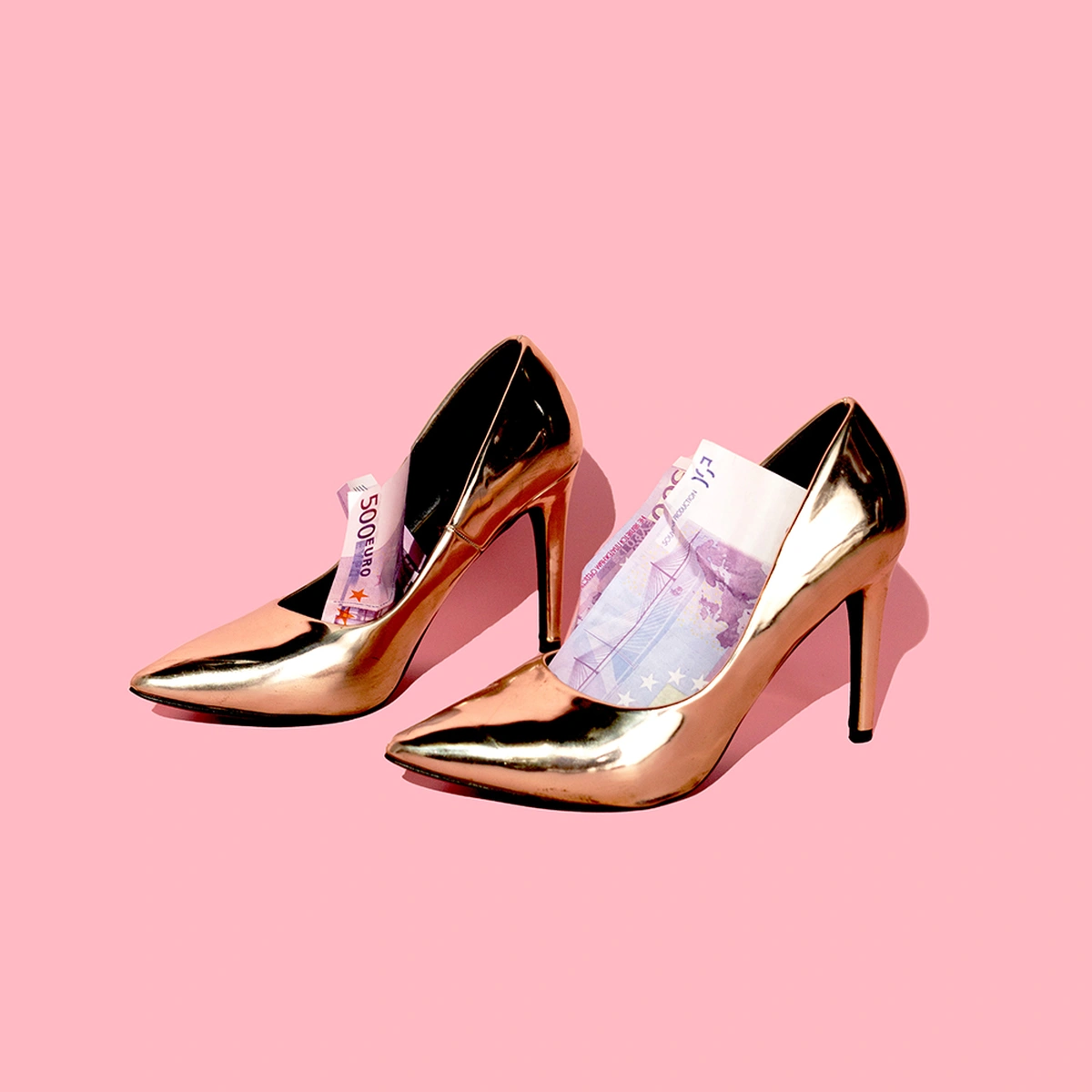 header - geld - money- goud - hakken - schoenen - pexels