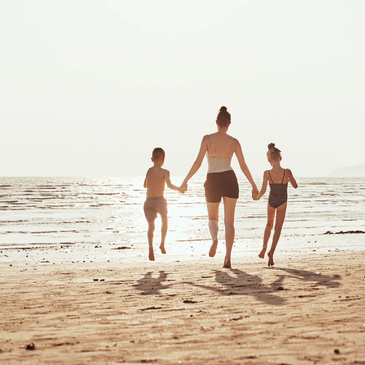 Header - huppelen - strand - kinderen - ouders - Shutterstock