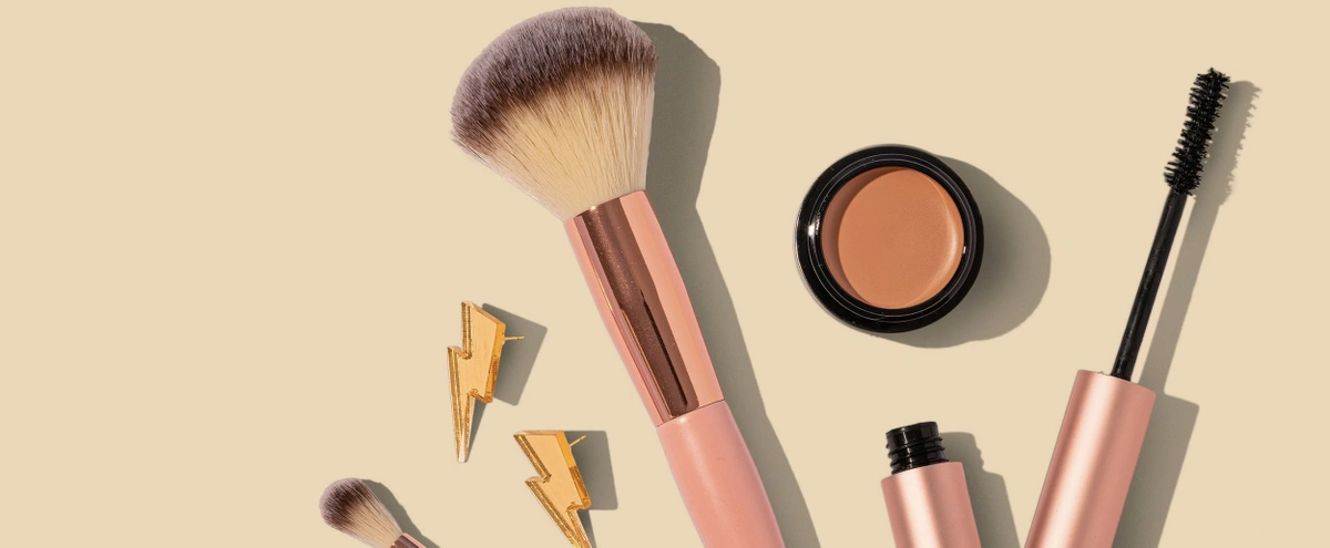 Header - make-up - beauty - creme - foundation - kwast - Unsplash
