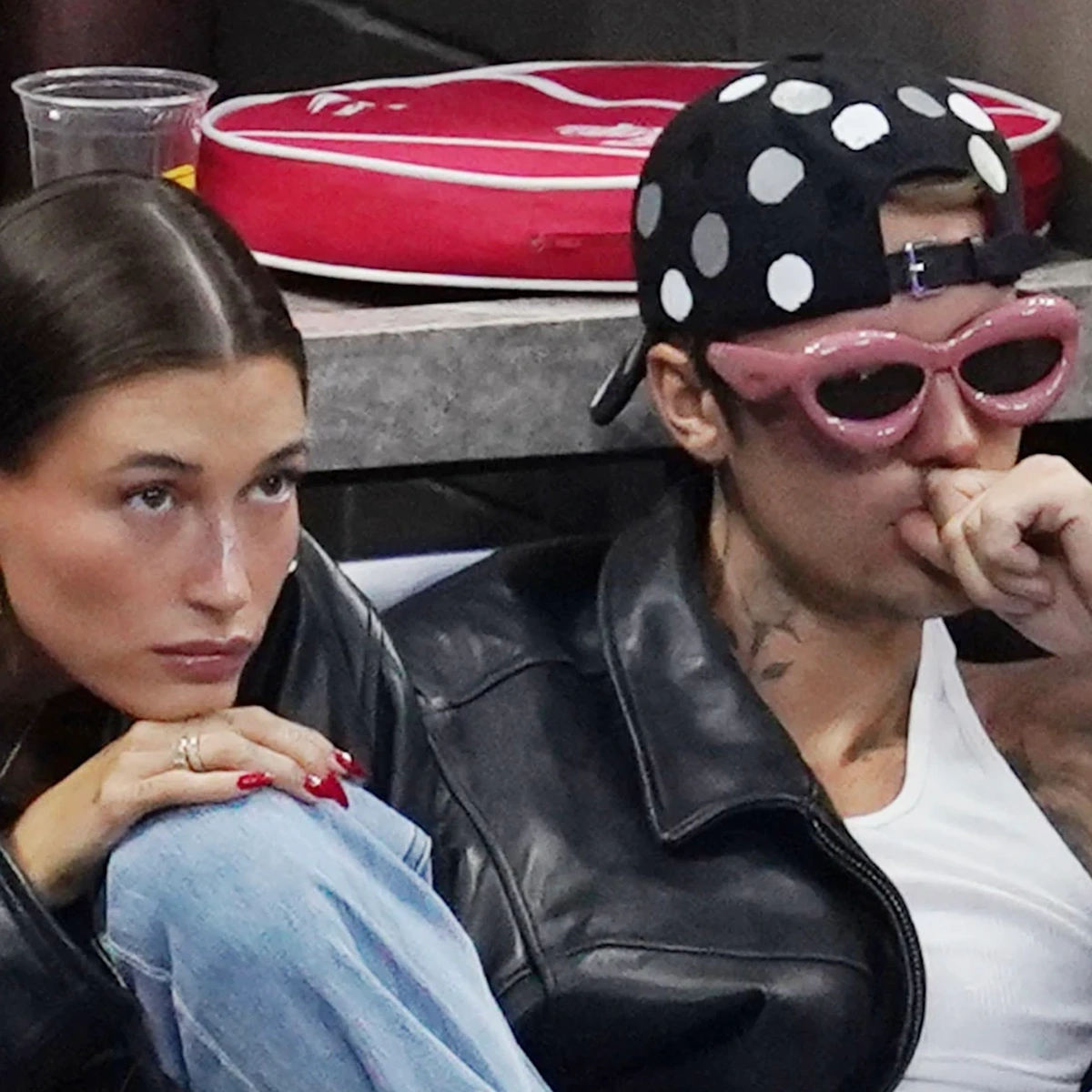 Header/hero - Justin Bieber - Hailey Bieber - koppel - stel - wachten - zonnebril - NL Beeld