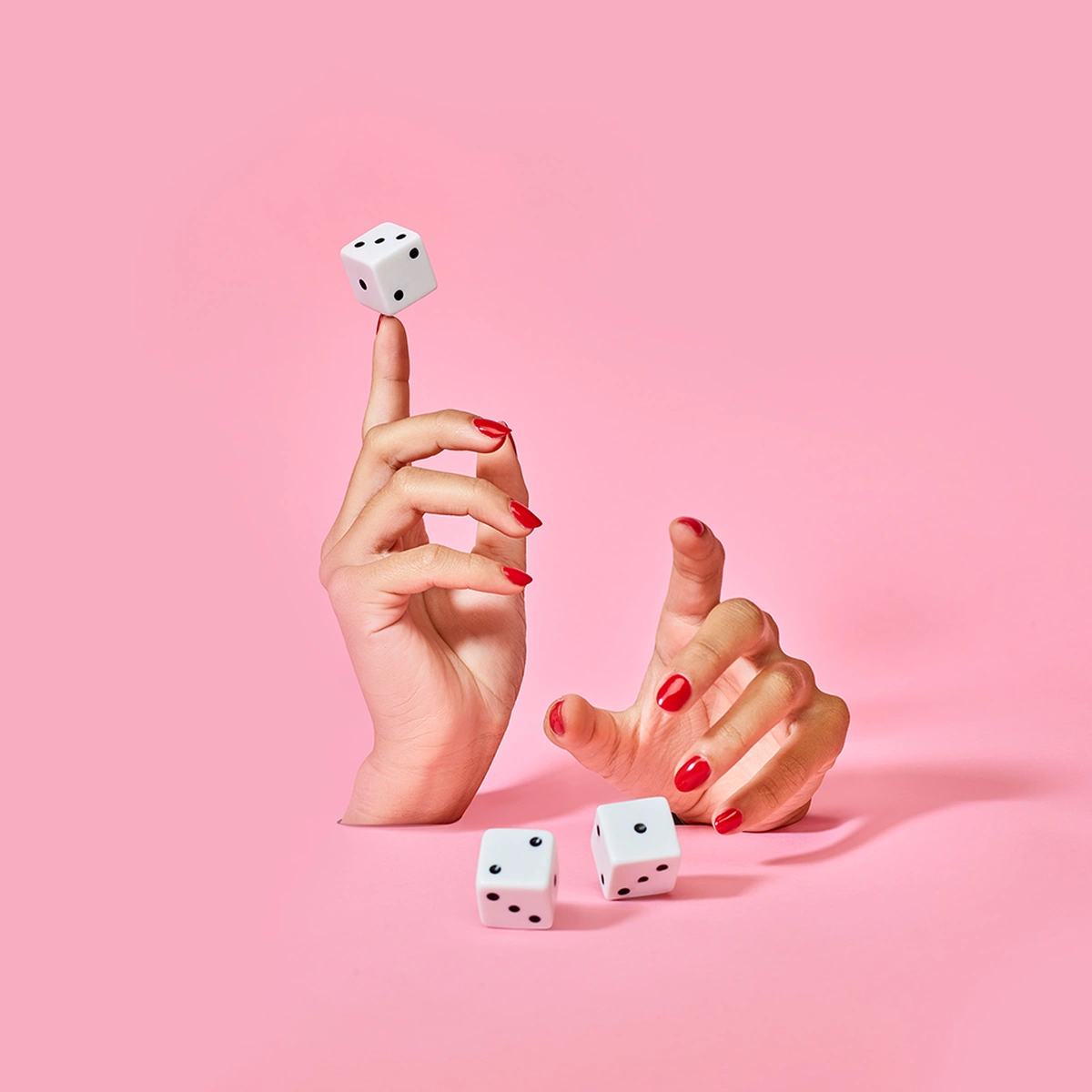 header - spelletje - dobbelsteen - handen - tom ten seldam