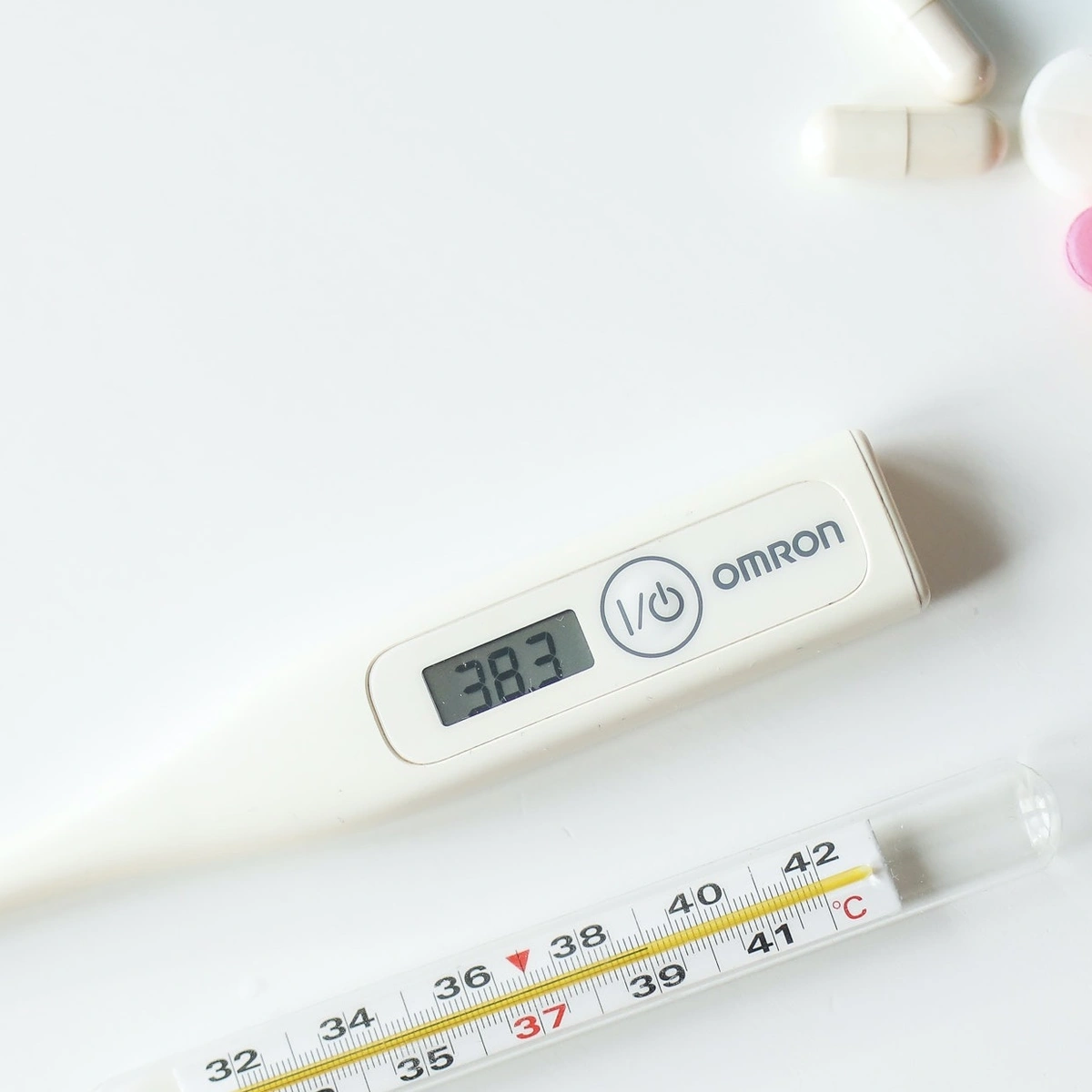 Header - koorts - ziek - thermometer - temperatuur - pillen - griep - Pexels