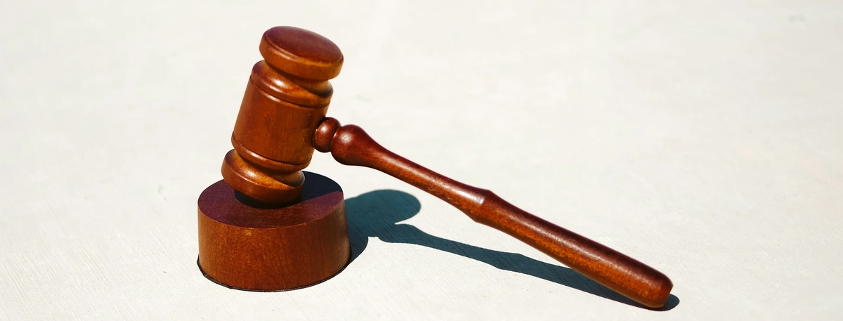 Header - rechtszaak - rechtbank - hamer - rechter - rechtssysteem - Unsplash