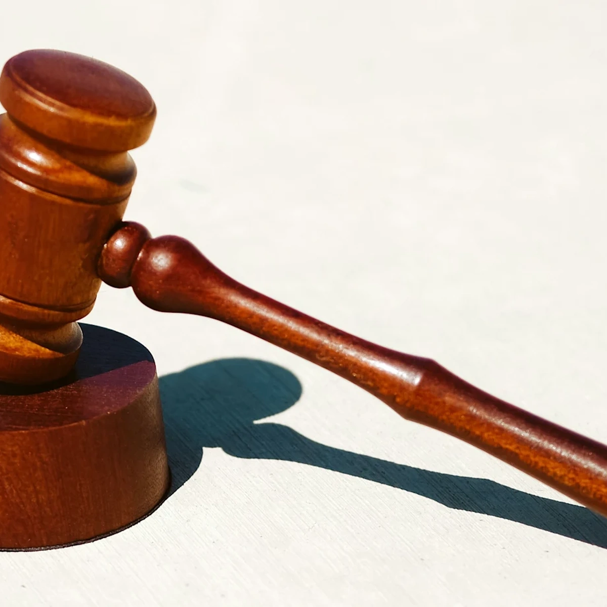 Header - rechtszaak - rechtbank - hamer - rechter - rechtssysteem - Unsplash