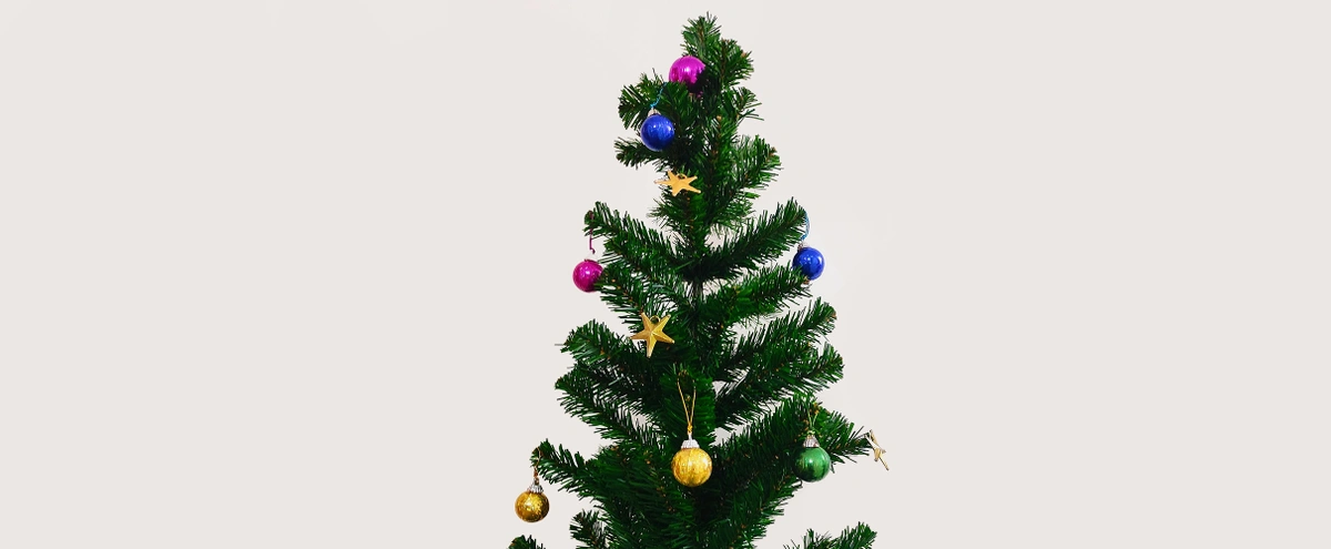 header - kerstboom - kerst - kerstbal - december - unsplash