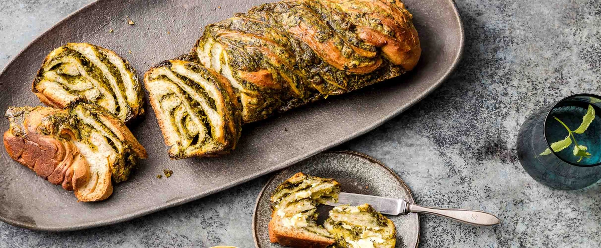 Vegetarische burger met Beemster Jong Belegen, gegrilde ui augurk (1)