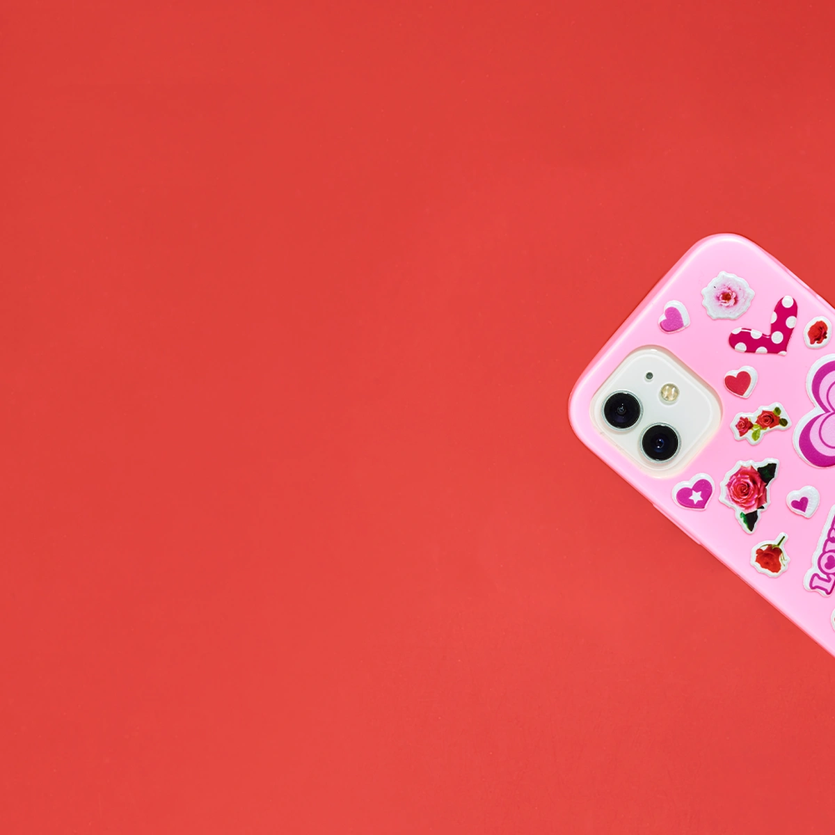 2023 - 04 - Hero - Stills - Telefoon met sticker hartjes - Tom ten Seldam