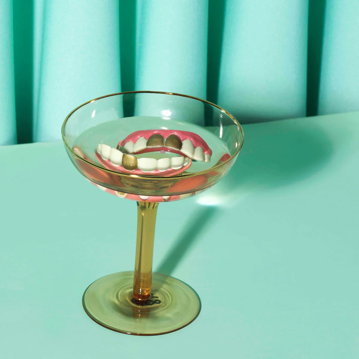 Header/hero - tanden - tandjes - gebit - glas - cocktail - wit - Frank Brandwijk