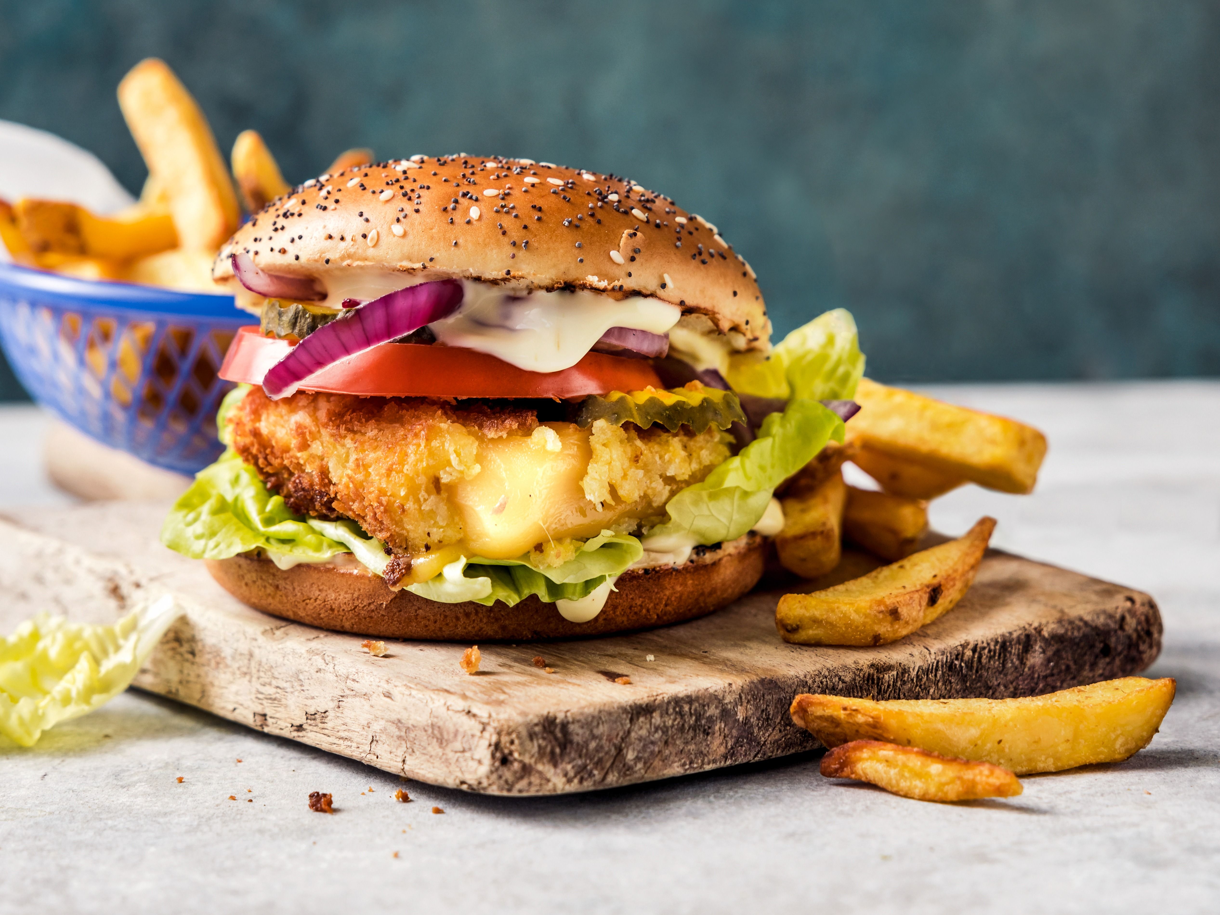 Vegetarische burger met Beemster Jong Belegen, gegrilde ui augurk 