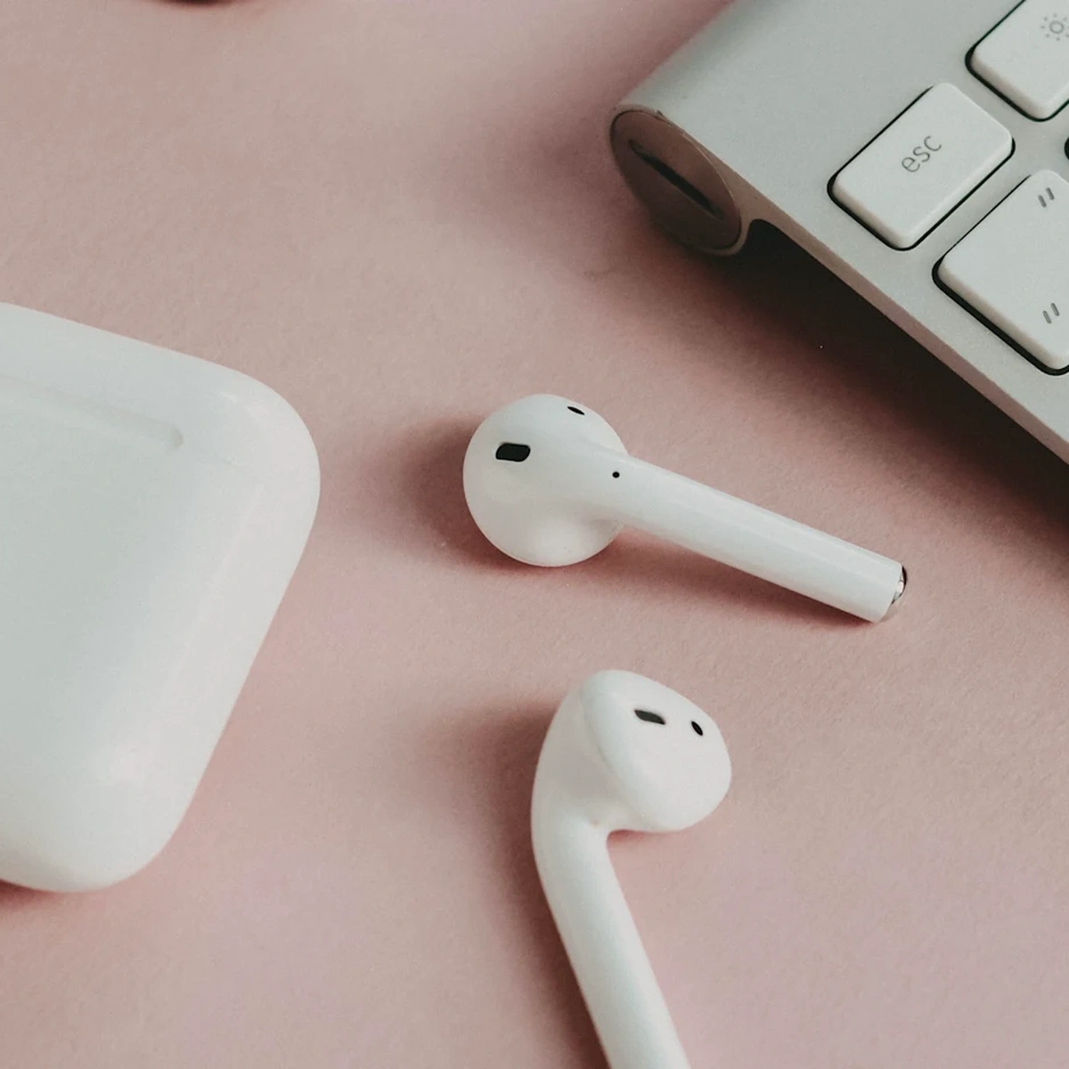 Unsplash, AirPods, oortjes, muziek