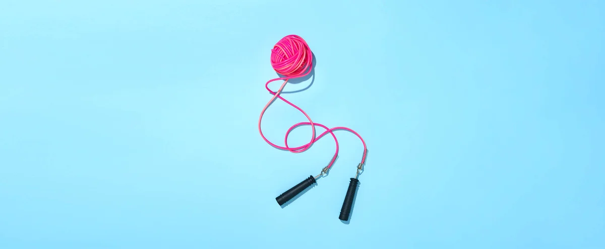 Roze springtouw op blauwe achtergrond