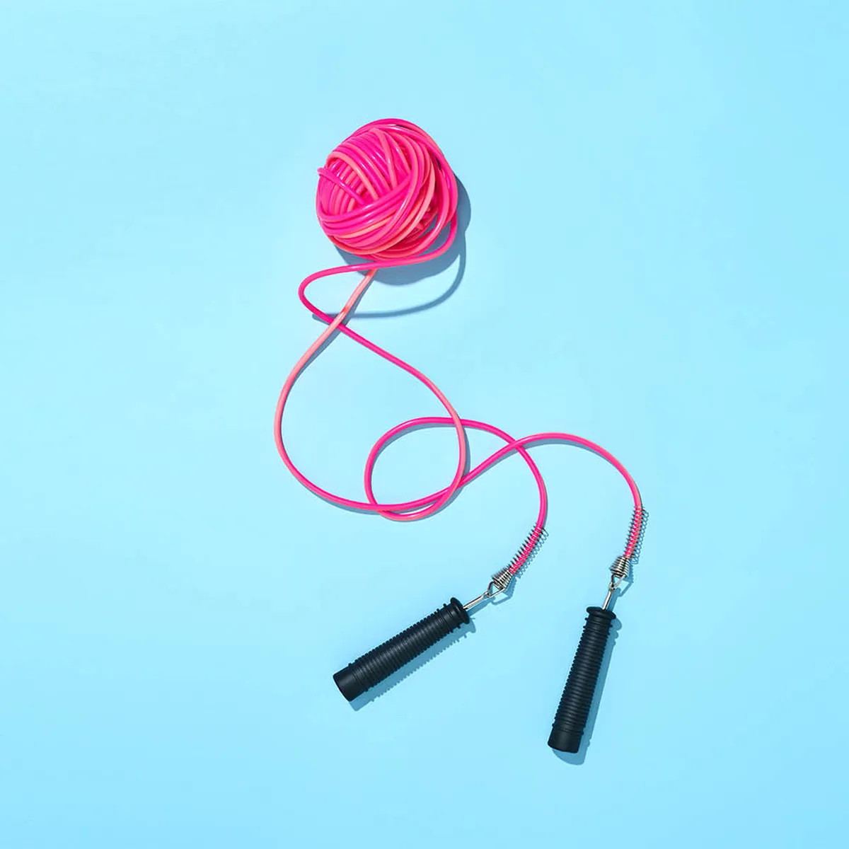 Roze springtouw op blauwe achtergrond