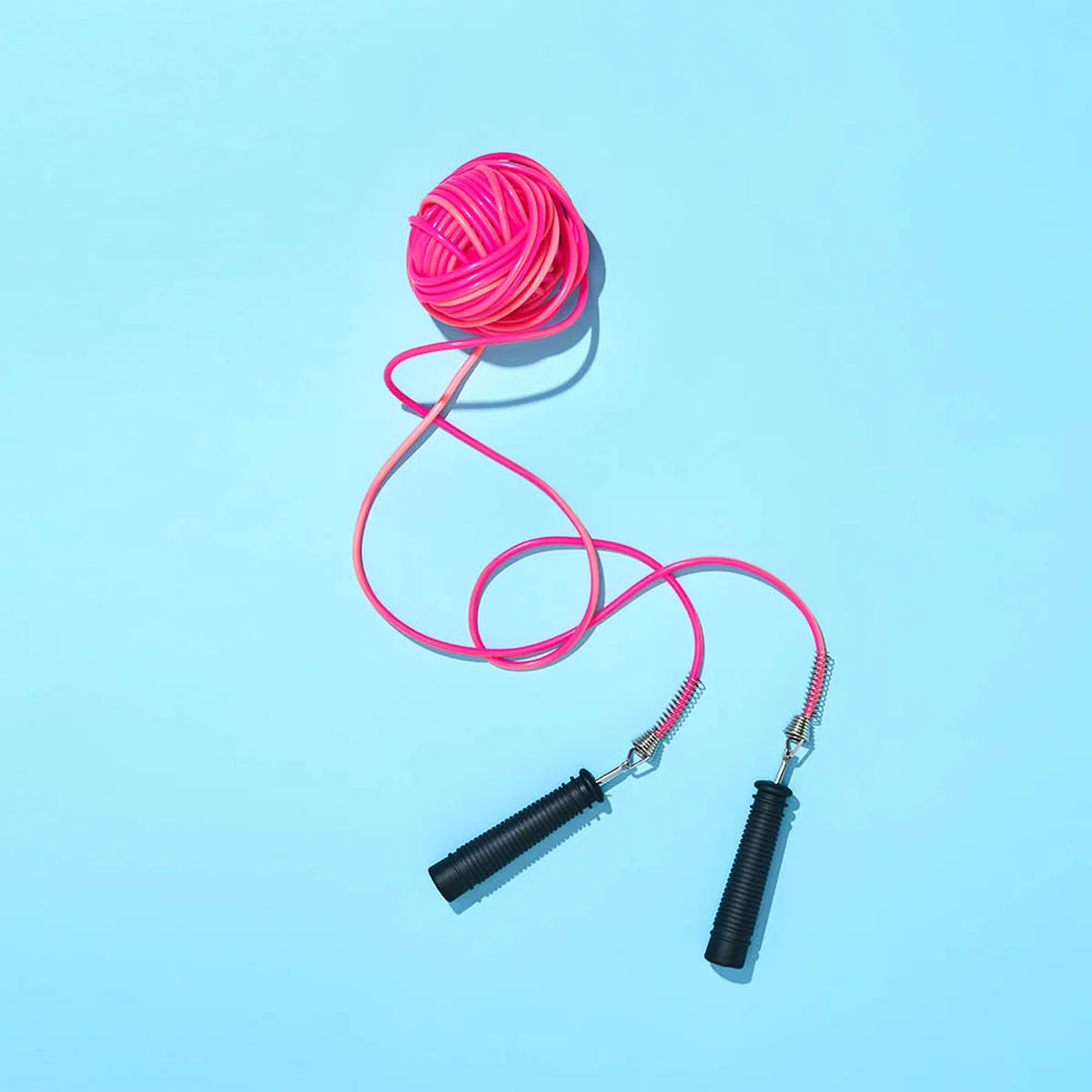 Roze springtouw op blauwe achtergrond
