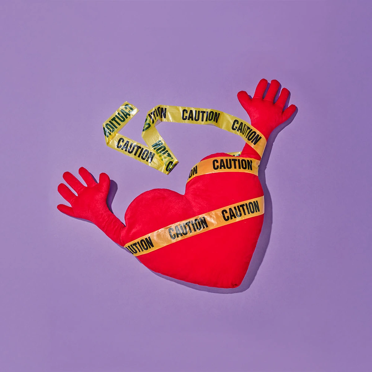 2024-12-B&M Liefde en seks- fotografie Tom ten Seldam - Styling Cheri van Rijn - rode knuffel hart - scheiden - voorzichtig -caution tape - Header