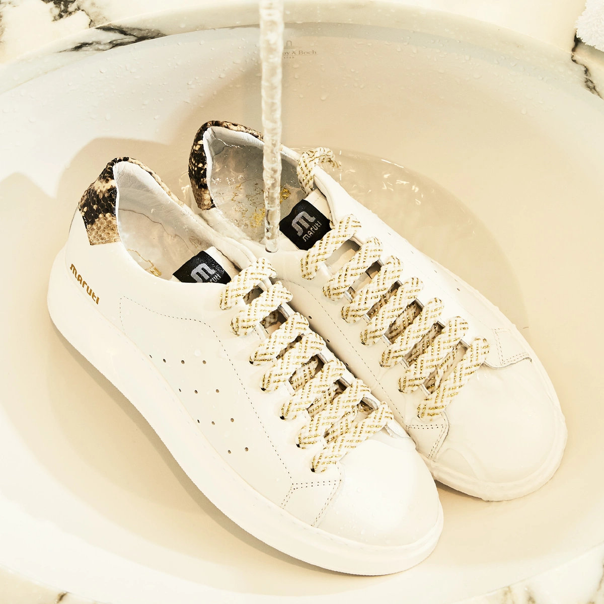 Witte sneakers