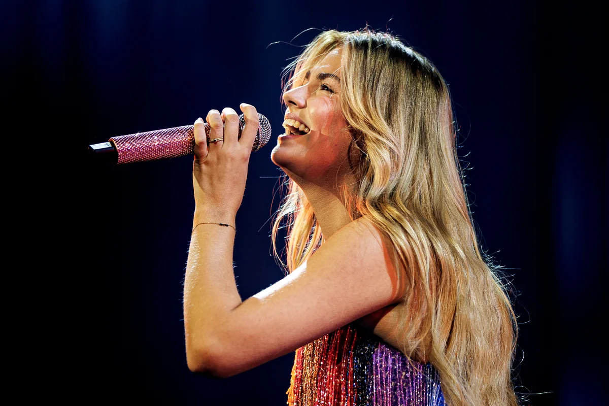 Roxy Dekker kondigt stadionconcert én eigen Videoland-serie aan