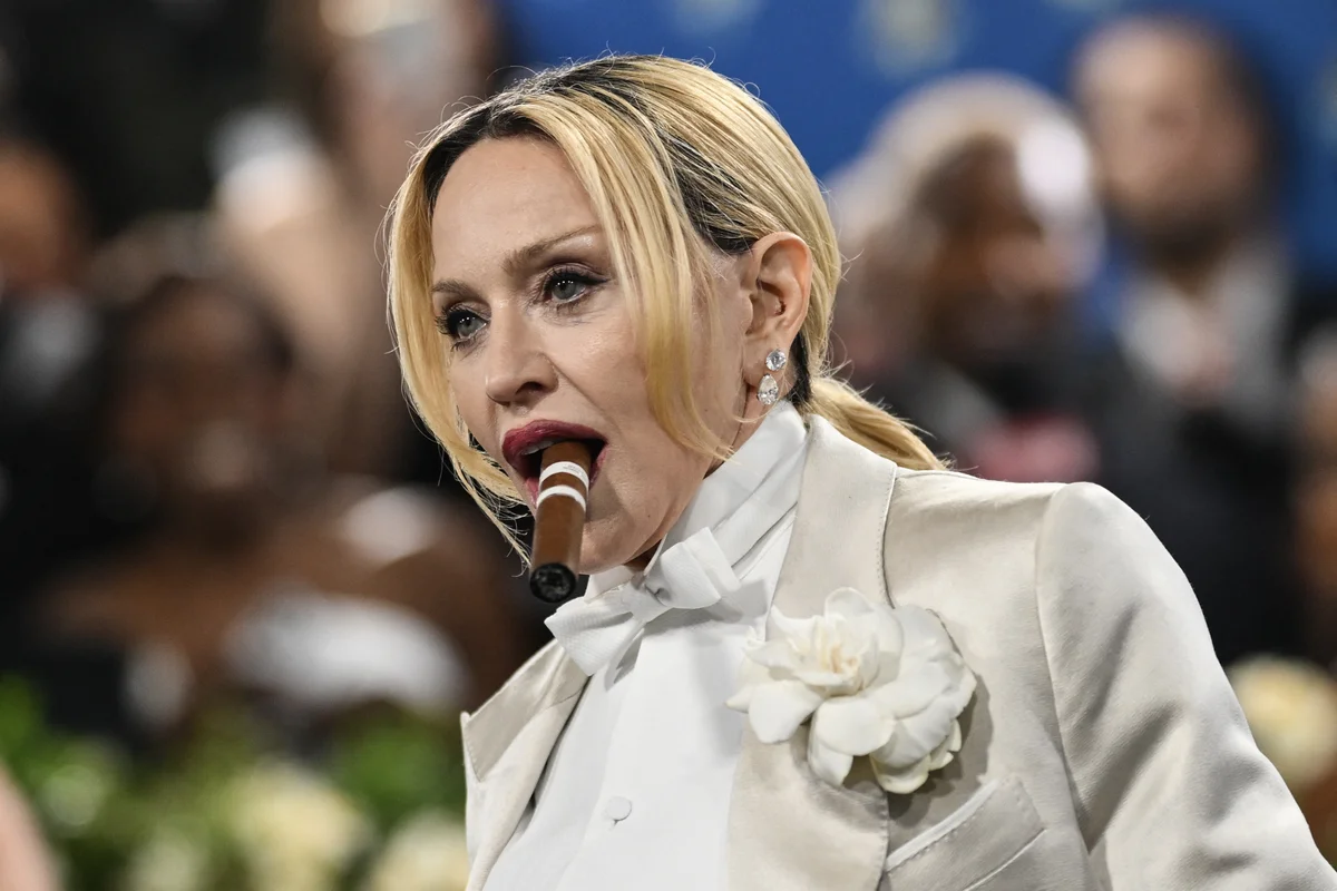 Sterrenbingo: hoeveel celebs spot jij in Madonna's nieuwe videoclip?
