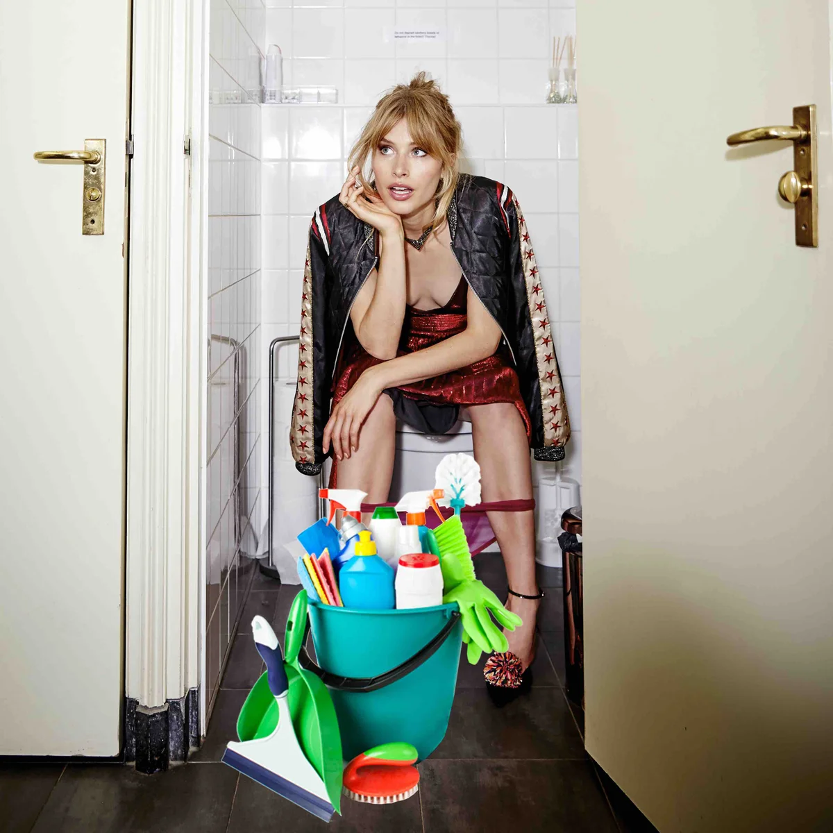 Model op wc met schoonmaakspullen
