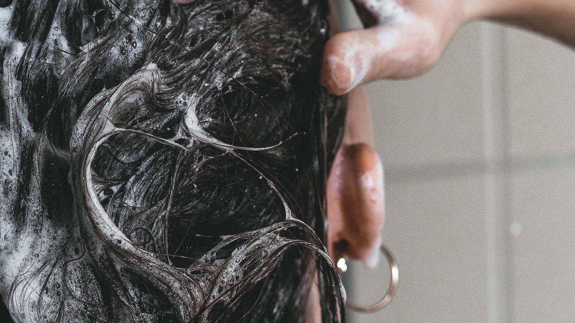 header - shampoo - haren wassen - douche - unsplash