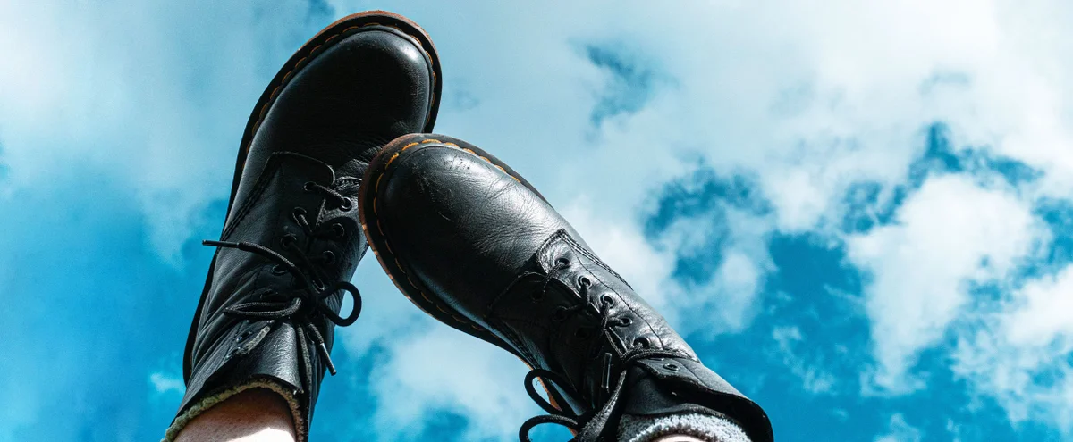header - dr martens - schoen - laars - zwart - unsplash