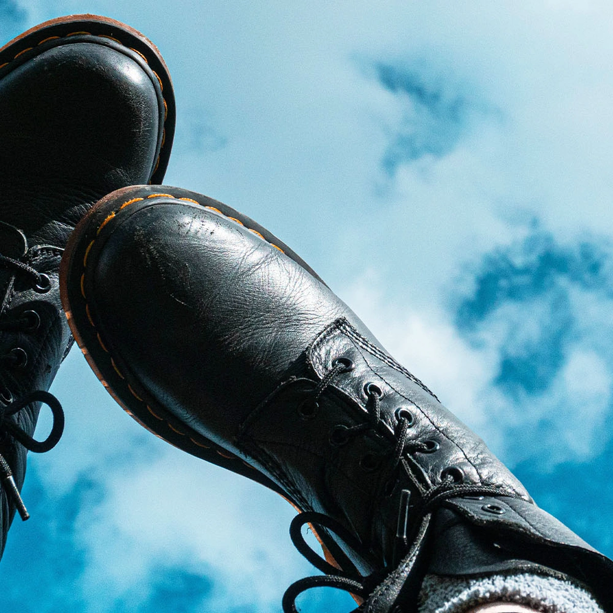 header - dr martens - schoen - laars - zwart - unsplash