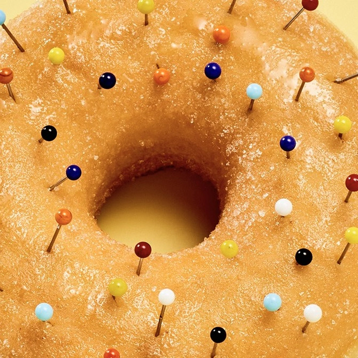 Header/hero - donut - naald - speld - prik - angst - snoep - speldenkussen - naaien - Tom ten Seldam