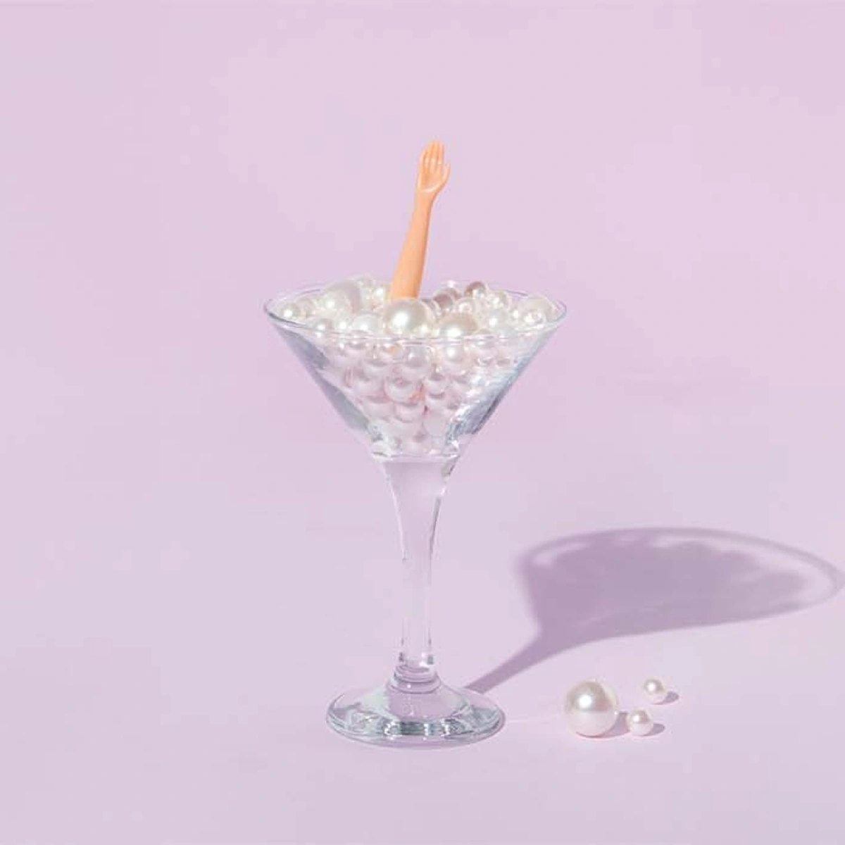 ED11-Winterboek-Stills-Fotografie Tom ten Seldam - Parels-glas- barbie hand - cocktail glas- styling cheri van rijn -header.jpg