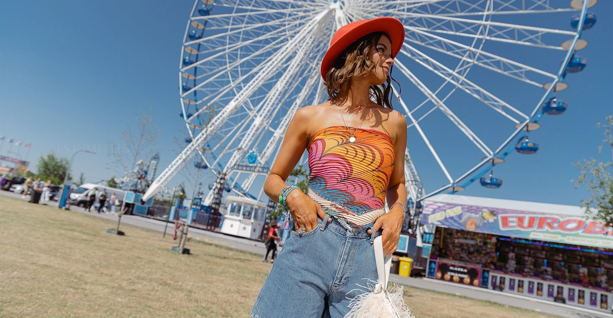 Festival - reuzenrad - oranje outfit - Les Jumelles