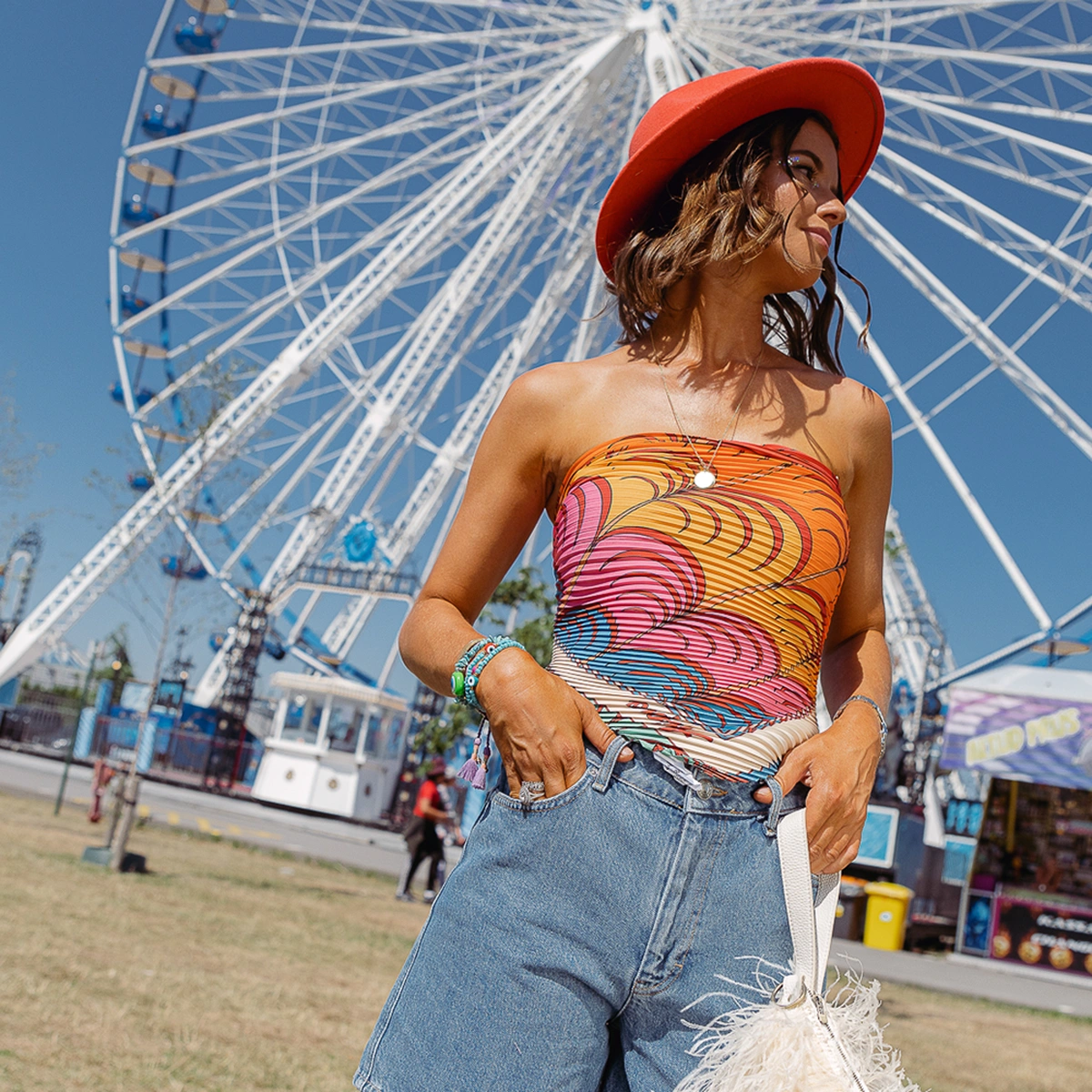 Festival - reuzenrad - oranje outfit - Les Jumelles