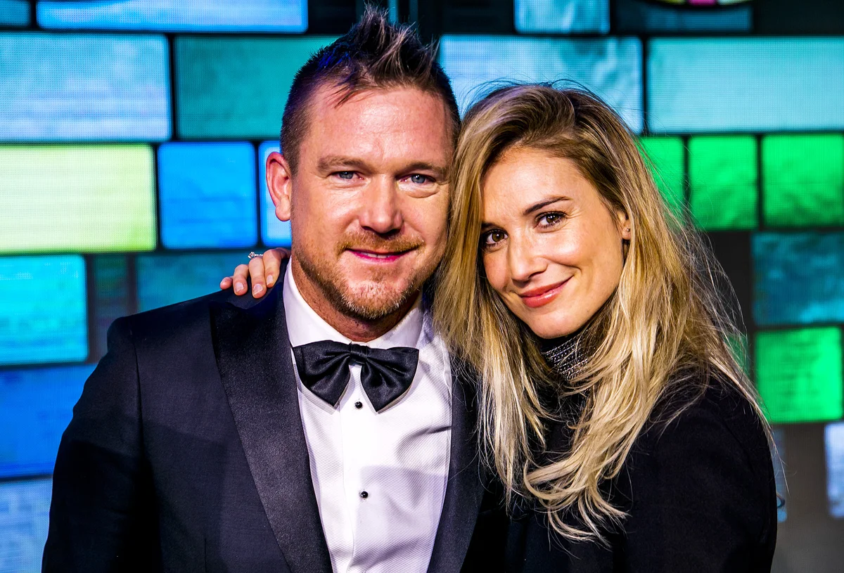 Johnny de Mol prijst vrouw dat ze na zware periode nog bij hem is: 'Diepe buiging voor'