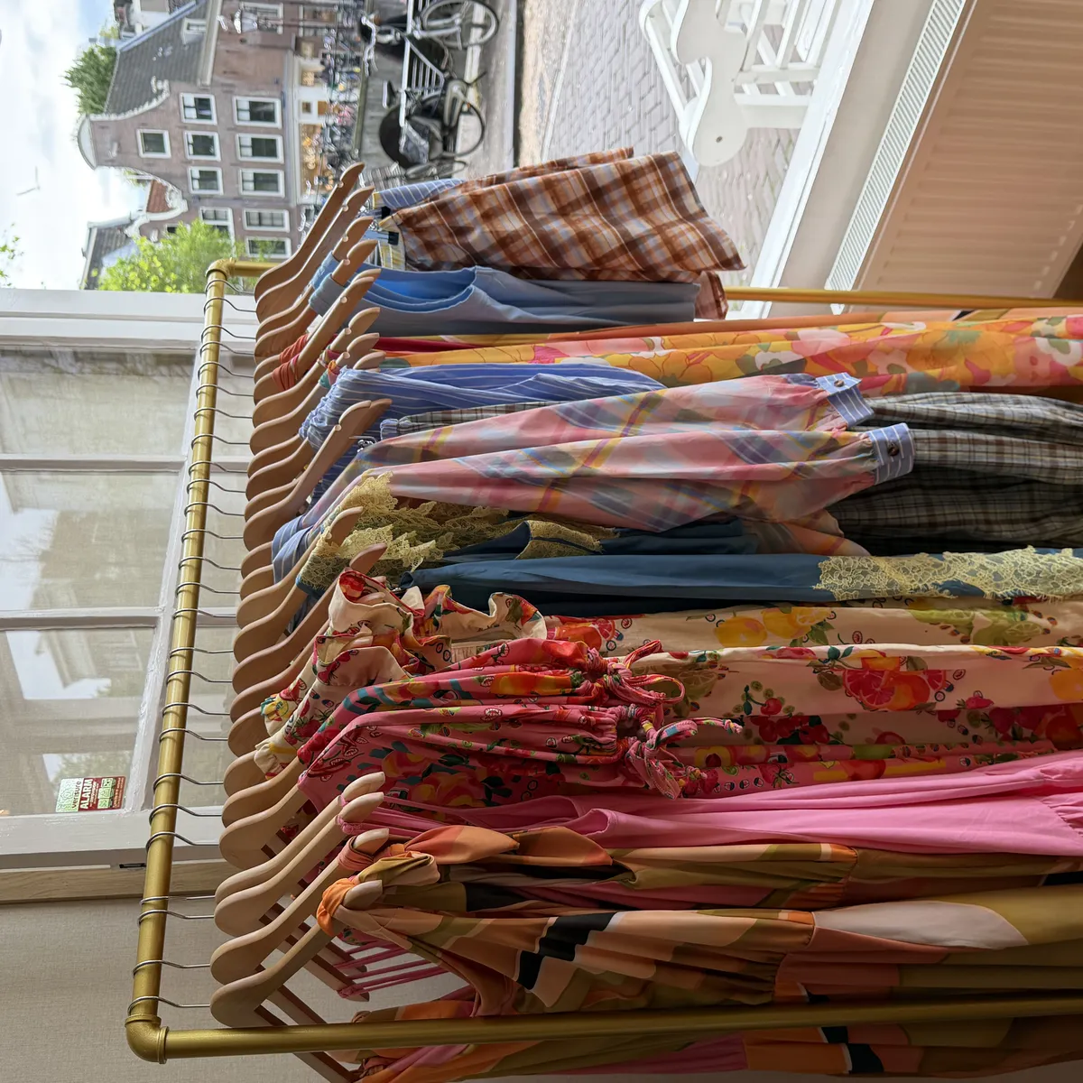 Bye beige brigade: dit Britse merk brengt kleur, prints en heel veel outfitinspiratie naar Amsterdam