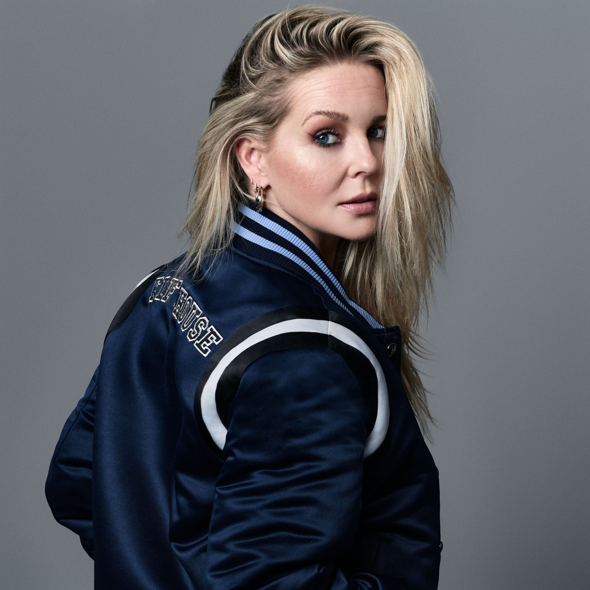 &C Fifth house - Chantal Janzen - Nikkie Plessen - blauwe bomber