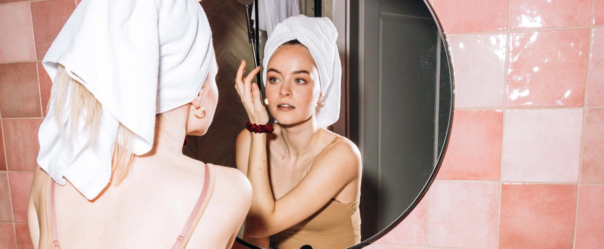 Header - Spiegel - Skincare - Badkamer - Roze - Routine - Pexels