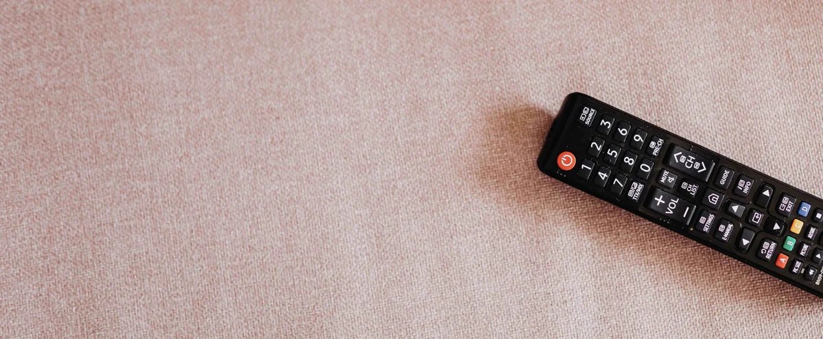 Header - afstandsbediening - kijken - televisie - pexels