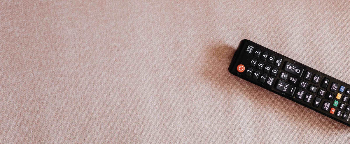 Header - afstandsbediening - kijken - televisie - pexels