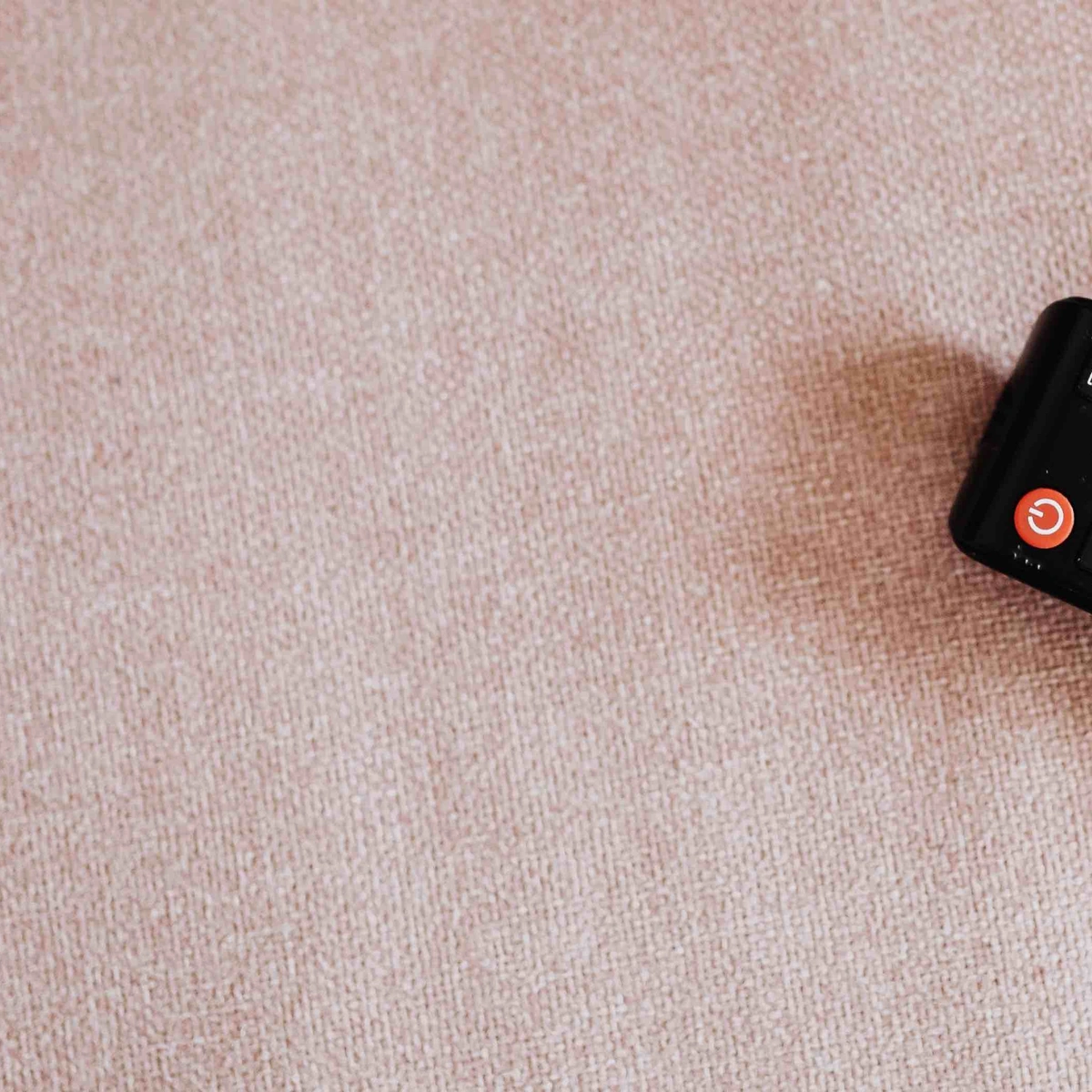 Header - afstandsbediening - kijken - televisie - pexels