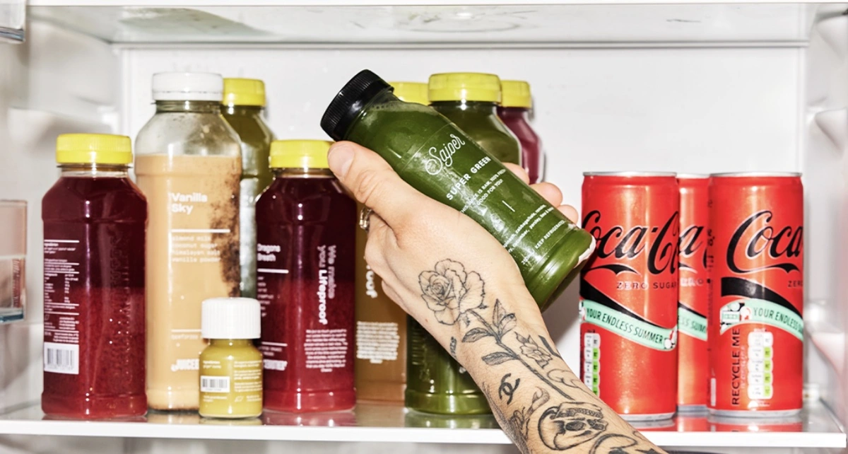 Header - Let niet op de rommel - fitspecial - Koen Kardashian - koelkast - sapje - drank - cola - Marie Wanders