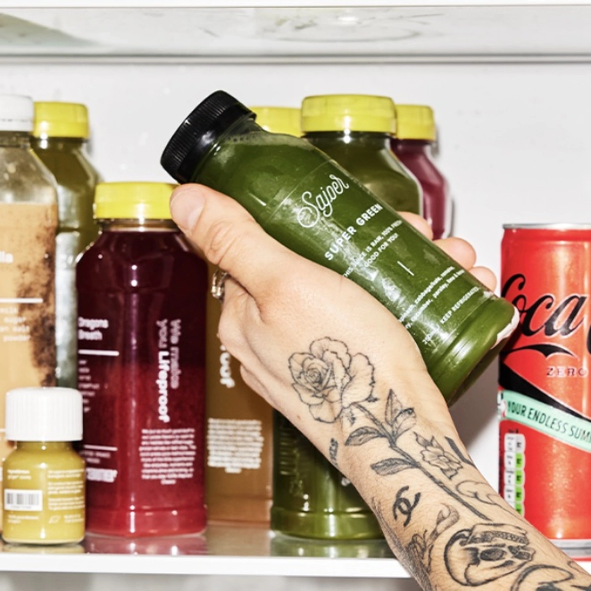 Header - Let niet op de rommel - fitspecial - Koen Kardashian - koelkast - sapje - drank - cola - Marie Wanders