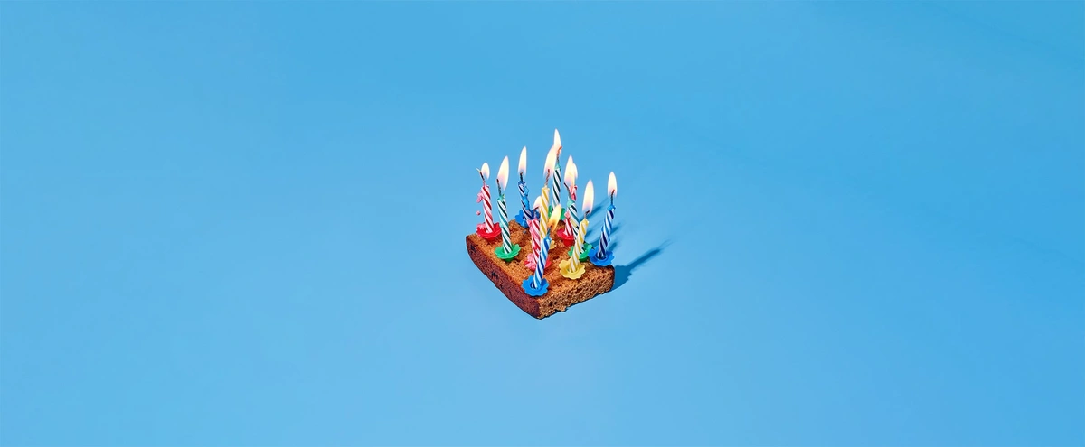 2023 - 08 - Header - Stills - Taart en kaarsjes - B M - Mama - Fotografie Tom ten Seldam - Styling Lieke Ouwinga