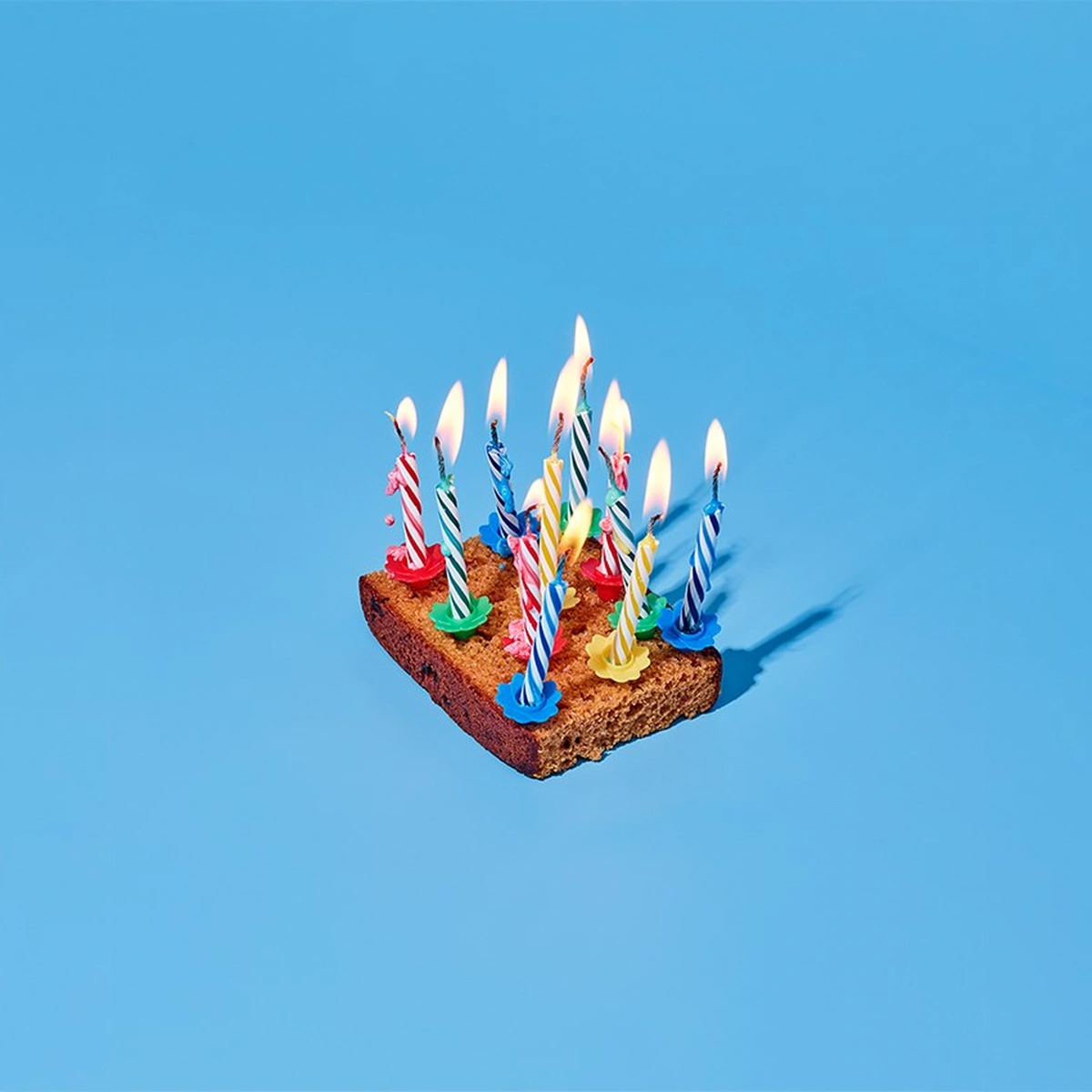 2023 - 08 - Header - Stills - Taart en kaarsjes - B M - Mama - Fotografie Tom ten Seldam - Styling Lieke Ouwinga