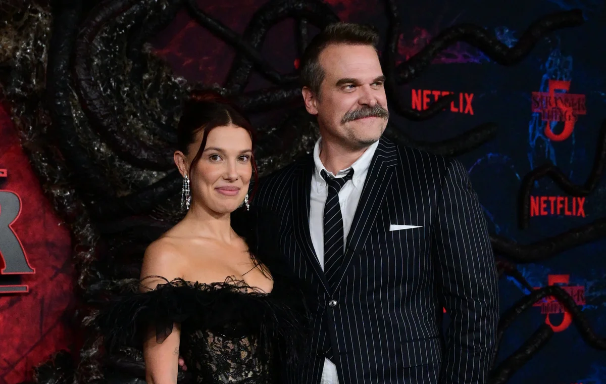 David Harbour bevestigt conflict met Milly Bobby Brown