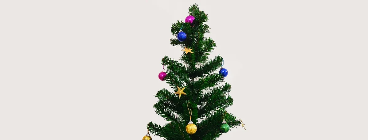 header - kerstboom - kerst - kerstbal - december - unsplash