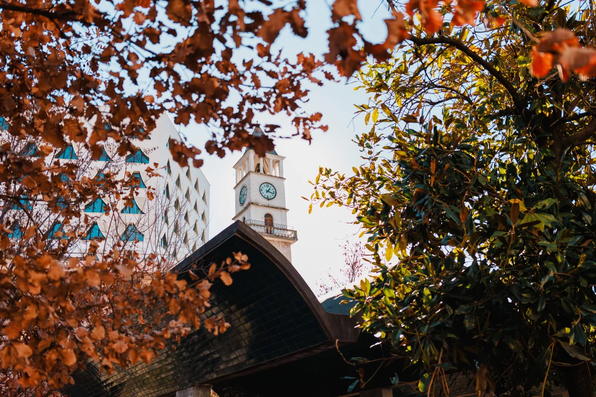 Dit is waarom Tirana perfect is voor een citytrip in de herfst