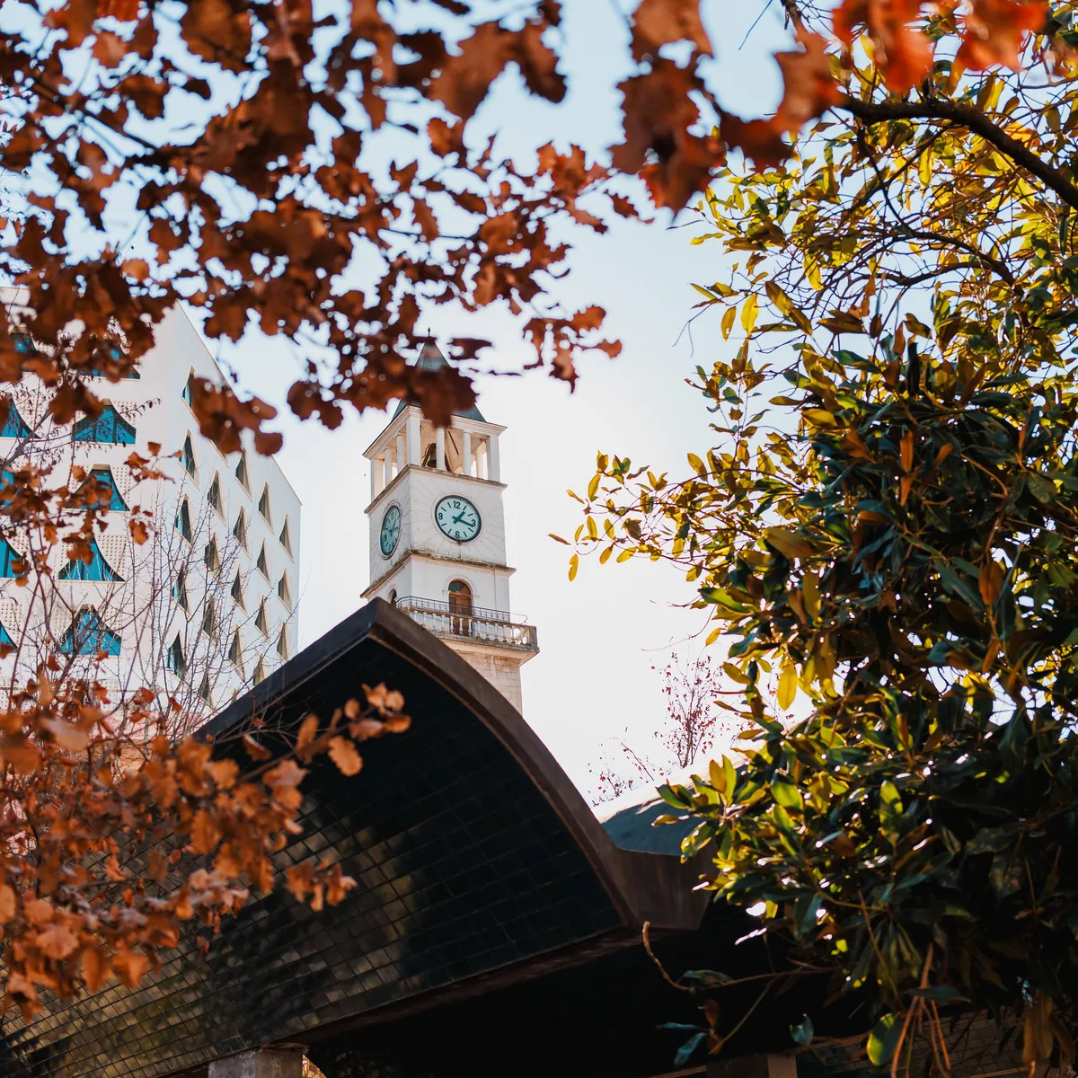 Dit is waarom Tirana perfect is voor een citytrip in de herfst