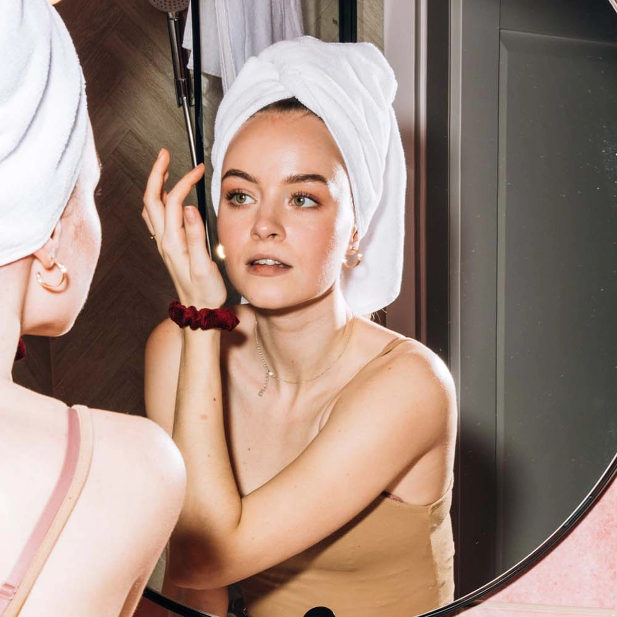 Header - Spiegel - Skincare - Badkamer - Roze - Routine - Pexels