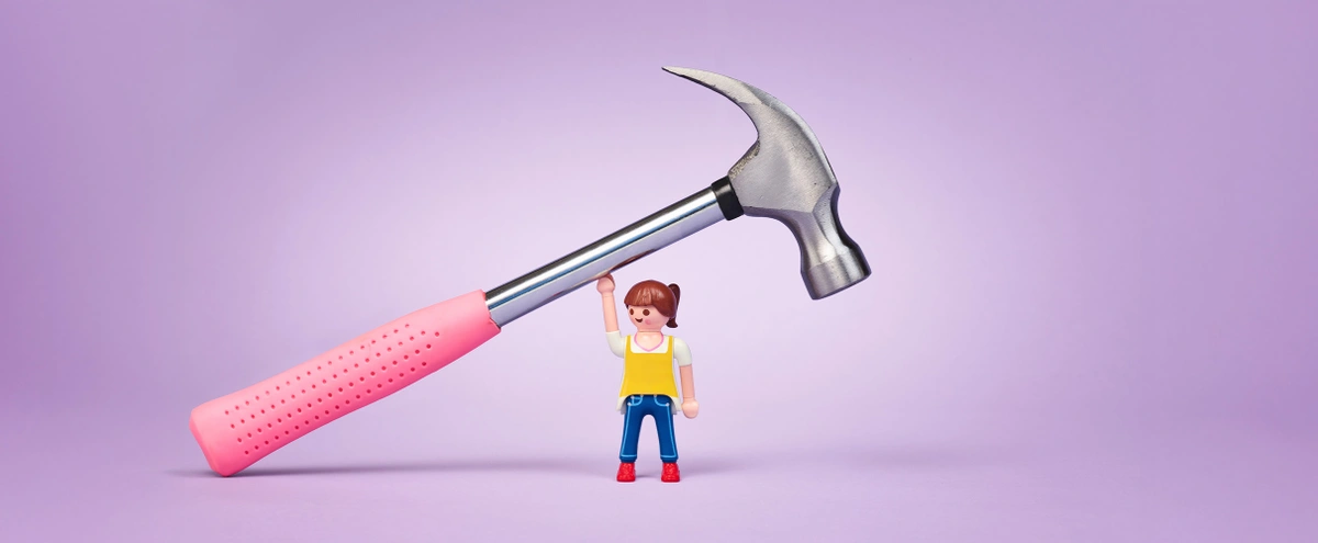 2026 - 3 - Still - B&M Verhaal 3 Liefde & Seks - Hamer - Poppetje - Playmobile - Sterk - Fotografie Tom ten Seldam - Header