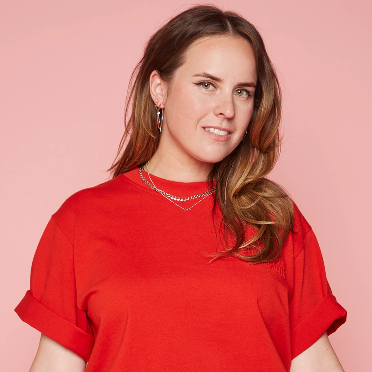 2023 - 08 - Header - Feminist - huismoeder - Rosanna Gentenaar - Portrettenserie - Interview Kim Palmaccio - Fotografie Rafaël Bergman - Styling Maaike Peek - Assisten styling Lieke Ouwinga - Haar en make-up Xiu Xiu Yu 1